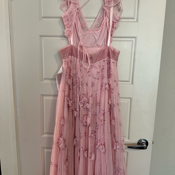 Beautiful in pink maxi dress with shiny beads. - Picture 3 of 9